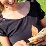 Ragazza Italiana lo prende in culo per soldi