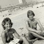 File:Topless op het Zandvoortse strand met flats op de boulevard. NL-HlmNHA 54005251.JPG