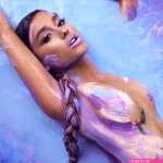 Ariana Grande gaat topless voor singlecover