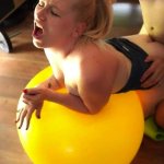 ops ik kreeg een diepe creampie tijdens het sporten op de bal ik heb geen pillen