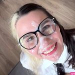 Una bella studentessa fa un bel pompino e riceve un sacco di sperma sugli occhiali
