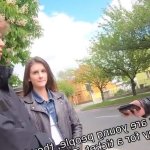 Una ragazzina mora e arrapata riceve unofferta da uno sconosciuto per strada e si prepara a farsi scopare da lui davanti al ragazzo.