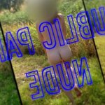 Vrouw gaat VOLLEDIG naakt in openbaar park