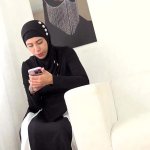 Linda señora de la limpieza con hijab quiere follar