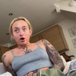 Geile petite blonde Brit komt klaar over postbode!