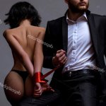 Sexy meisje naakte billen. Gepassioneerde liefhebbers. Sex overheersing. Sex inzending. Macho goed verzorgde hipster en naakte sexy vrouw vastgebonden handen rood lint. Seksuele relaties. Seks spel. Plagen en verleiden Stockfoto