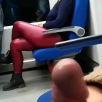 Meisje met bril pijpt een vreemde in een trein