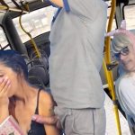 Un trabajador se saca la polla y empuja a las mujeres al autobs en pblico!