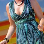 Erotische Fotos: nackte Claudia Jung ist voller Matsch!