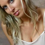 Milly Morris blonde milf met grote natuurlijke borsten