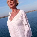 Eva 70 ans dresse deux étalons fougueux