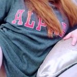 Chica adolescente pelirroja viendo anuncios porno masturbndose! Esta adolescente caliente estaba tan cachonda que se quit las bragas rosas y comenz a tocar su coño afeitado en su habitacin mientras miraba porno