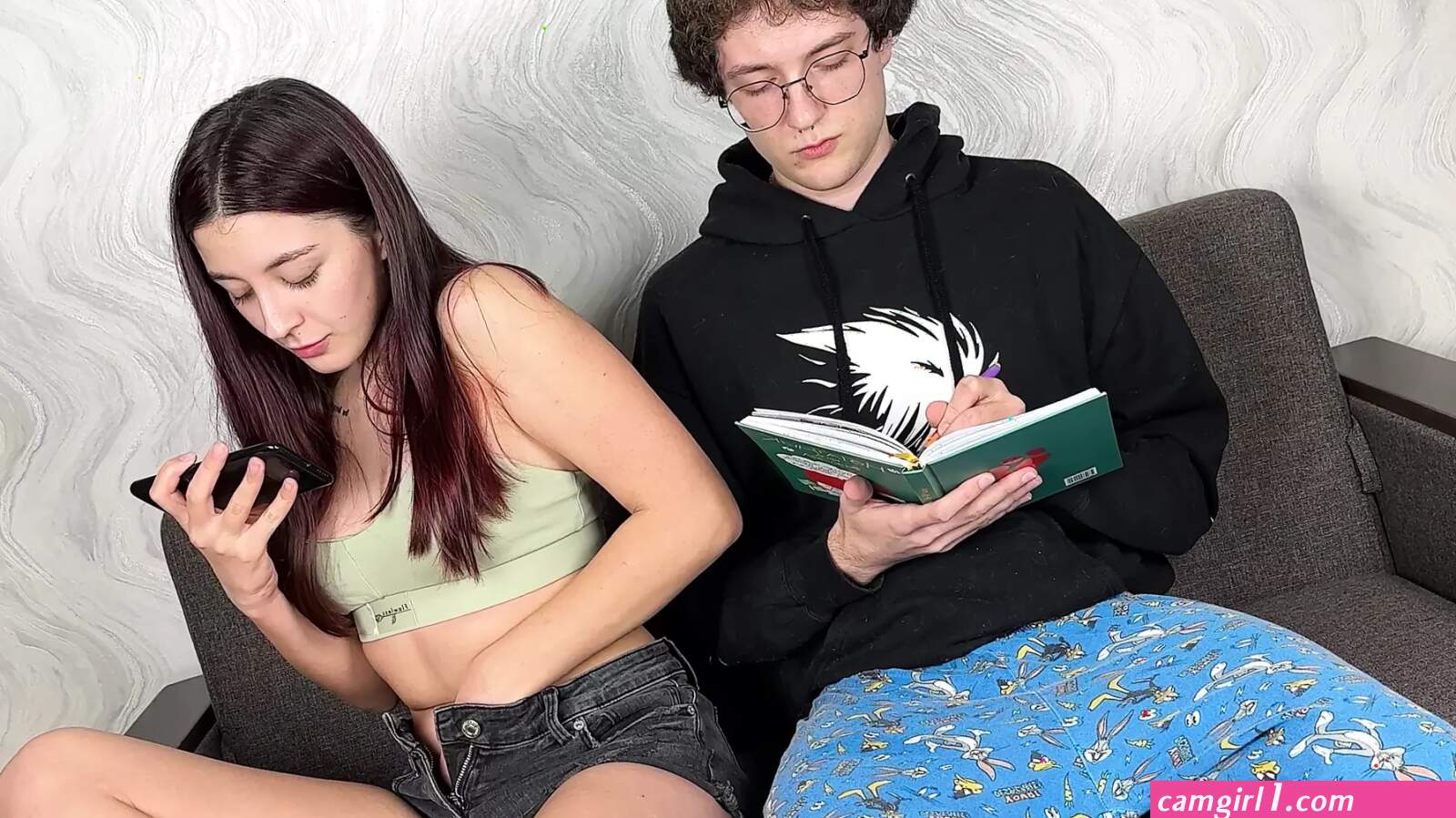 Masterbating wile watching porn (photos)