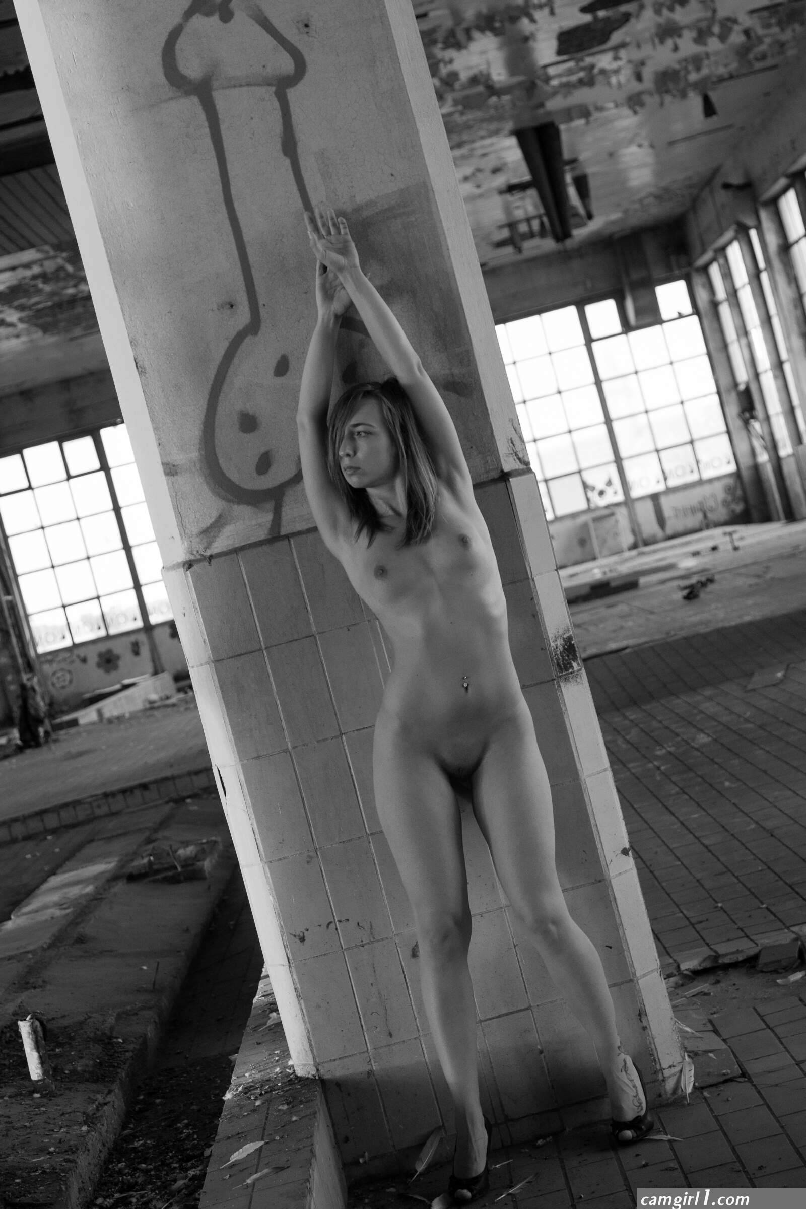 I shot naked (photos)