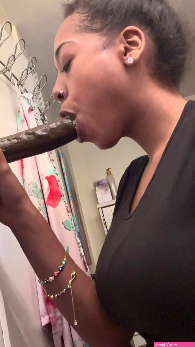 Ebony dildo suck (photos)