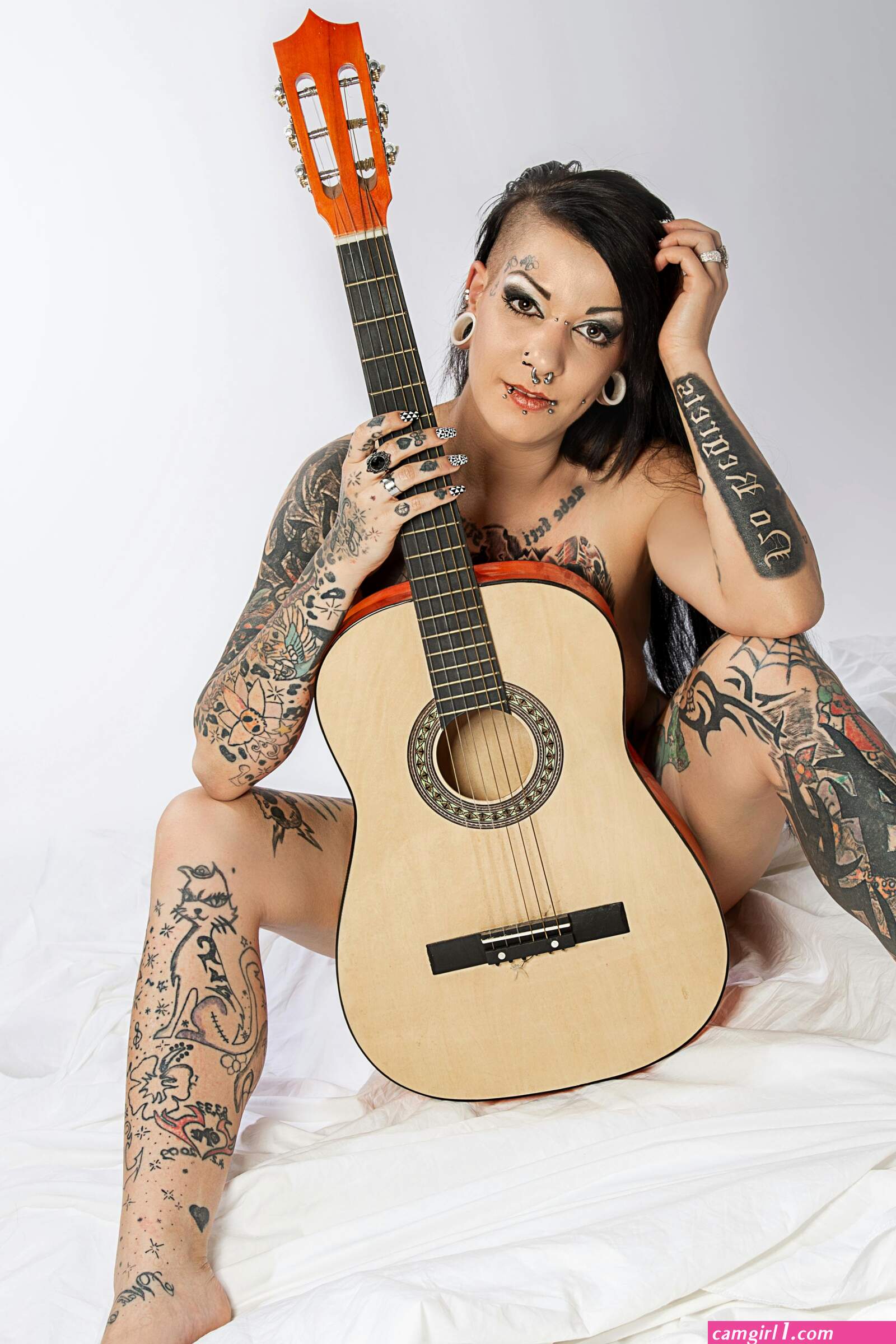 Nude guitarist (photos)
